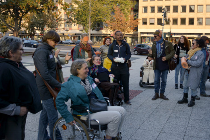 Die Teilnehmer des Spaziergangs von "dorisdean" kommen am Offenbachplatz an. Foto: Vera Lisakowski