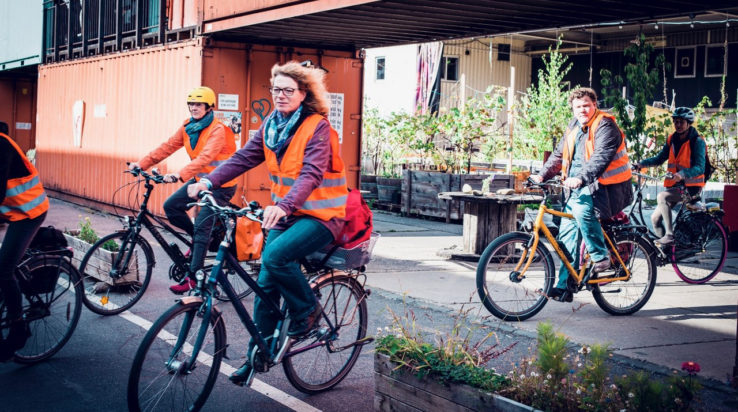 Die Gruppe "Raumfähre" ist mit den Fahrrädern unterwegs vom Depot in Mülheim zum Offenbachplatz. Foto: Mirko Plengemeyer
