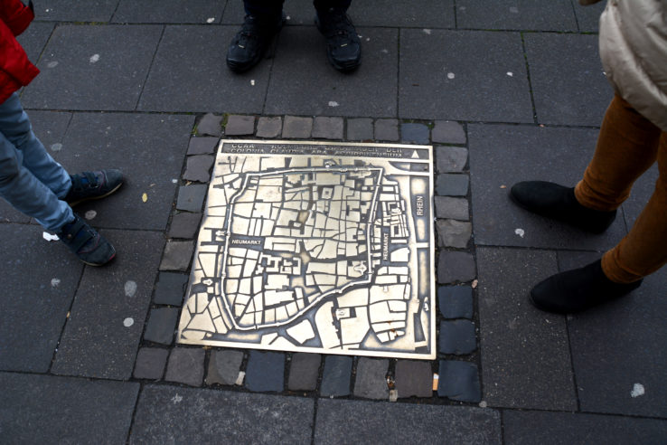In den Boden eingelassene Plakette mit einem Plan der historischen Altstadt. Foto: Vera Lisakowski