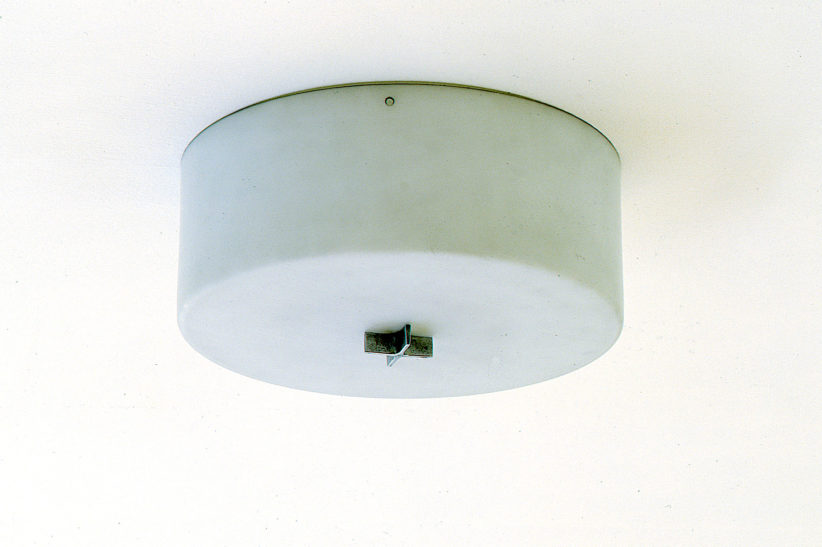 Originaldeckenlampe von Mies van der Rohe in Haus Lange. Foto: Volker Döhne