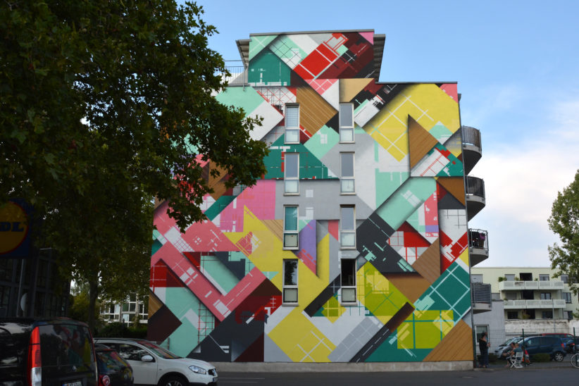 Abstraktes Gemälde von SEDZ / Ronald van der Voet auf der Seitenwand eines Gebäudes an der Leyendeckerstraße. Foto: Vera Lisakowski