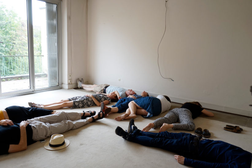 Manches bleibt rätselhaft bei der "Wohnungsbesichtigung" von Philine Velhagen: Menschen auf dem Boden. Foto: Matthias Keller